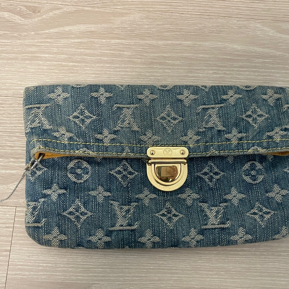 Louis Vuitton

Blue Monogram Denim Pochette Plate Clutch Gold Hardware, 2006